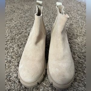 Steve Madden Cream Chelsea Boot Size 8
